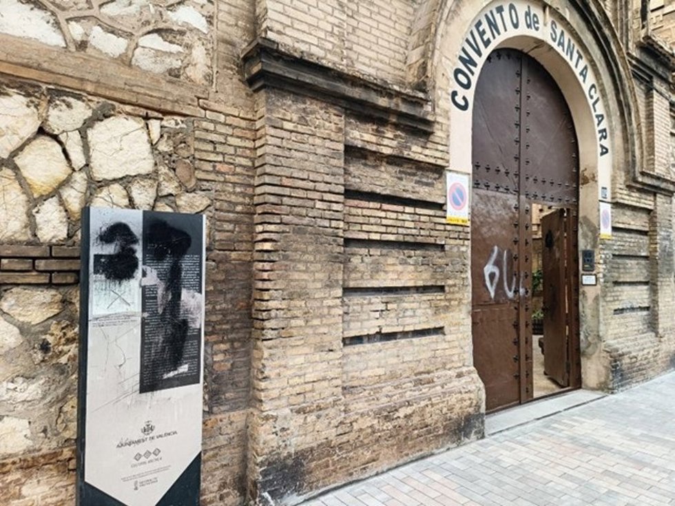 Archivo - Imagen de archivo de una vandalización del monolito instalado en el convento de Santa Clara, situado en la avenida Pérez Galdós y que fue prisión de mujeres entre junio de 1939 y abril de 1942