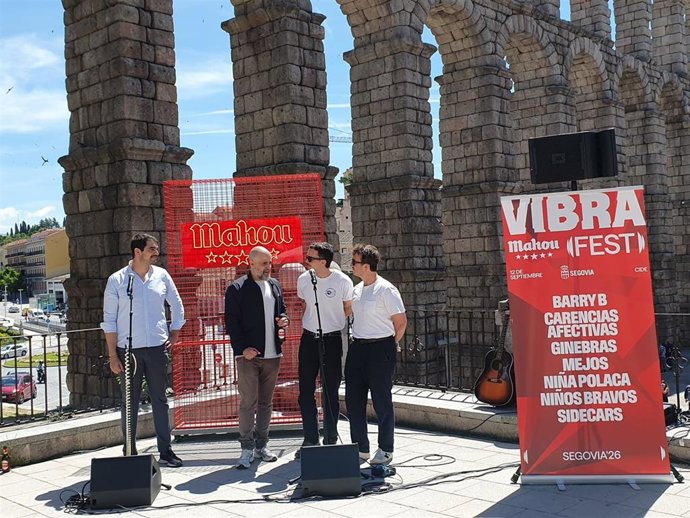 El concejal de Festejos de Segovia, Gabriel Cobos (izda); el coordinador del Vibra Fest, David Pegenaute, y el dúo Niña Polaca.