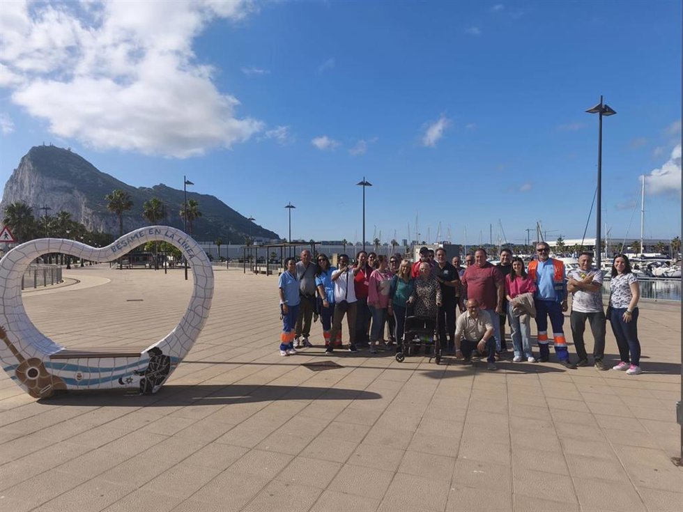 Participantes de una marcha saludable organizada por el Centro Salud La Línea-Poniente, en La Línea de la Concepción (Cádiz)