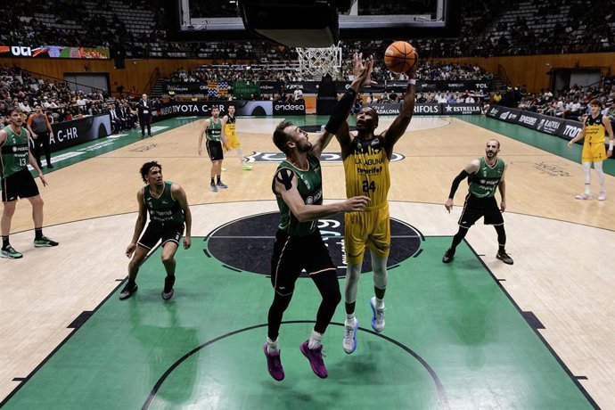 Archivo - El jugador francés Yannis Morin en su etapa en el La Laguna Tenerife en un partido contra el Joventut Badalona