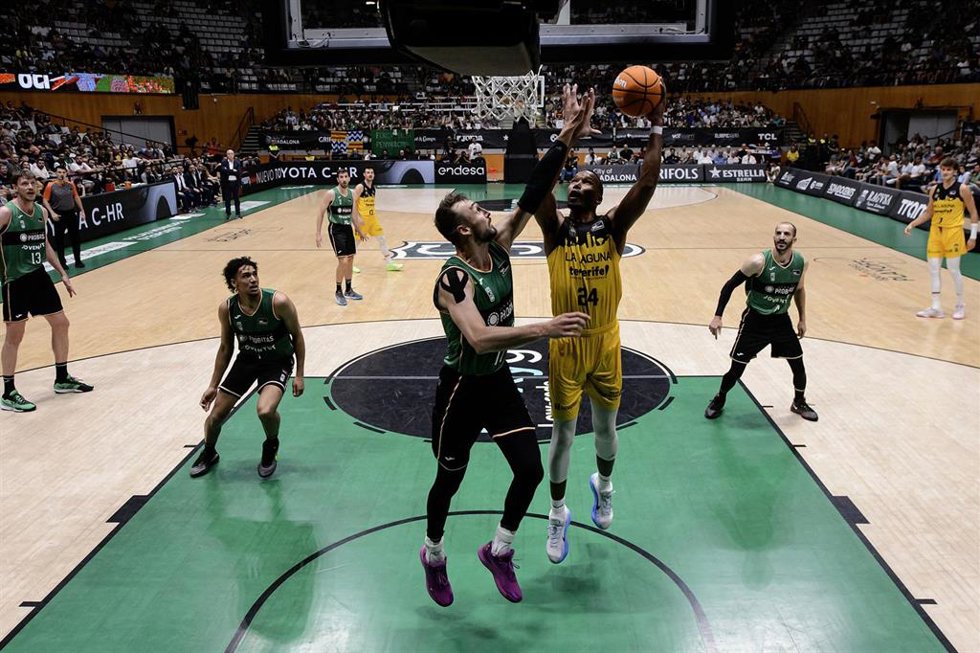 Archivo - El jugador francés Yannis Morin en su etapa en el La Laguna Tenerife en un partido contra el Joventut Badalona