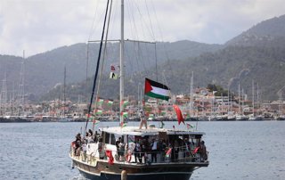 Activistas, periodistas, personal médico y participantes internacionales se reúnen a bordo de barcos y veleros durante la salida de la misión de la Global Sumud Flotilla desde Marmaris, Turquía, hacia Gaza