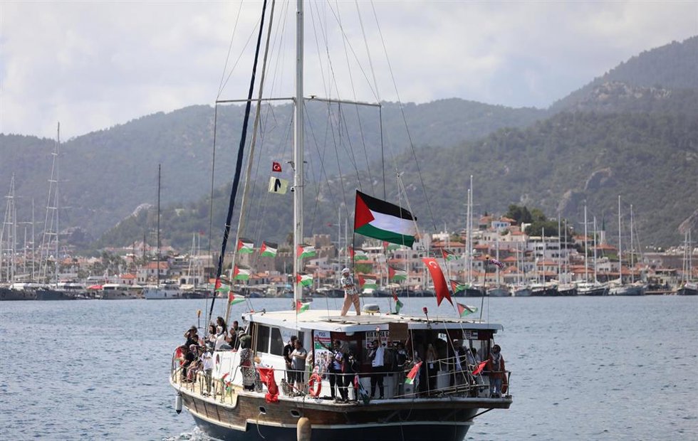 Activistas, periodistas, personal médico y participantes internacionales se reúnen a bordo de barcos y veleros durante la salida de la misión de la Global Sumud Flotilla desde Marmaris, Turquía, hacia Gaza