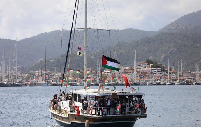 14 de maio de 2026, Marmaris, Turquia: MARMARIS, Turquia — Ativistas, jornalistas, profissionais da área médica e participantes internacionais reúnem-se a bordo de barcos e veleiros durante a partida da missão da Frota Global Sumud de Marmaris, na Turquia