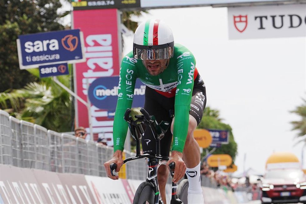 El italiano Filippo Ganna (INEOS Netcompany) en la contrarreloj llana de 42 kilómetros entre Viareggio y Massa en la etapa 10 del Giro de Italia 2026