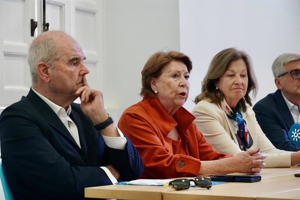 El expresidente de la Junta Manuel Chaves (i) y la exministra Magdalena Álvarez (c) junto a la ex dirigente socialista Carmen Romero (c) en un acto público de campaña. A 12 de mayo de 2026, en Málaga (Foto de archivo).
