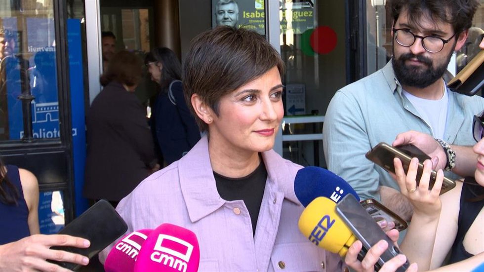 La ministra de Vivienda, Isabel Rodríguez, atiende a los medios antes de participar en la presentación de un libro en la Biblioteca de Castilla-La Mancha.