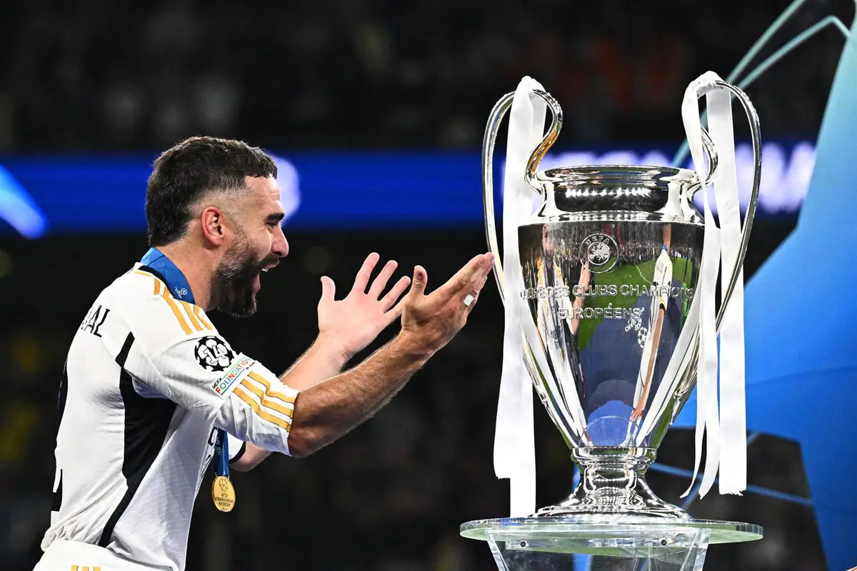 Dani Carvajal con el trofeo de la Champions League 2024