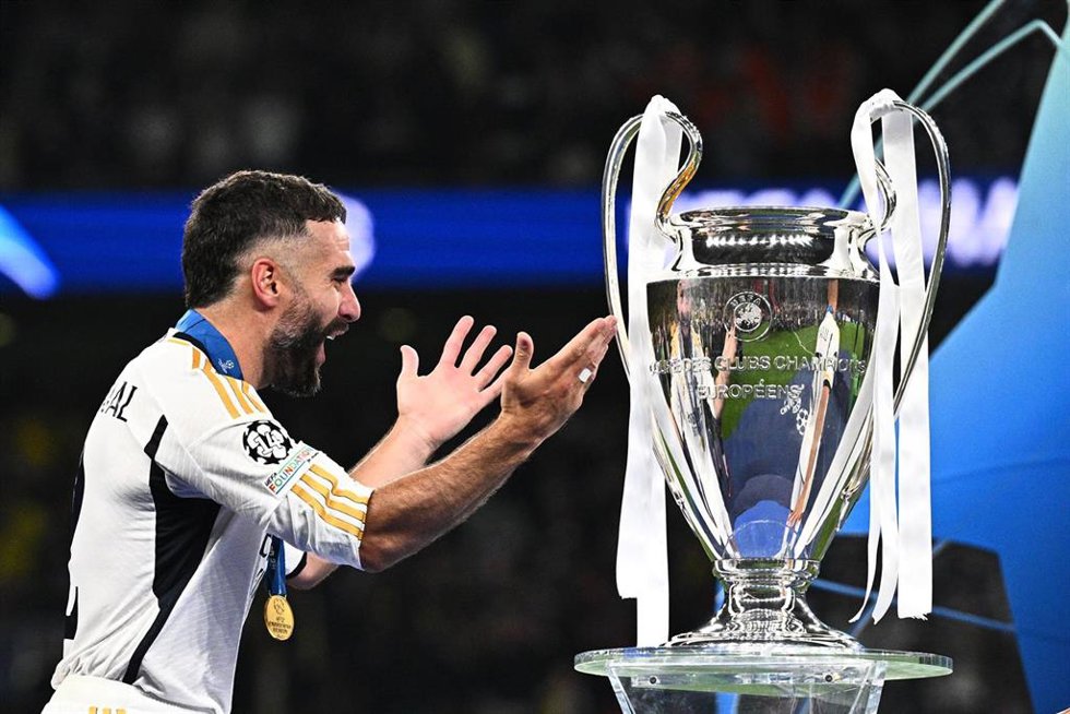 Archivo - El lateral derecho del Real Madrid Dani Carvajal, junto al trofeo de la Champions League tras ganar la final de 2024.