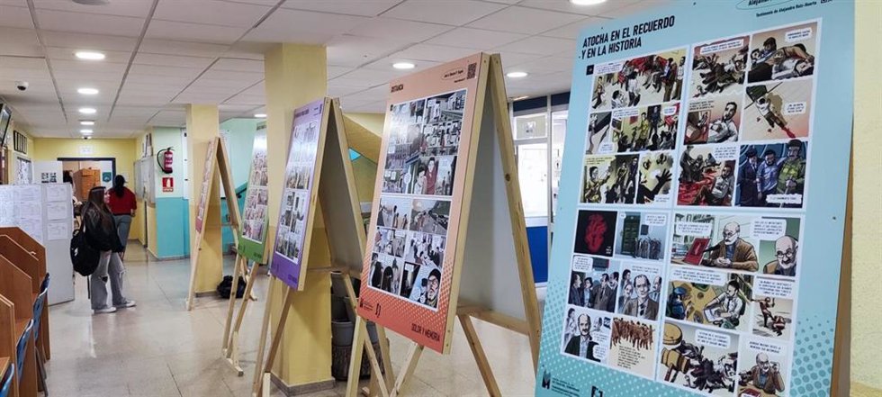 Víctimas del Terrorismo lleva al IES Ramón y Cajal de Valladolid la muestra 'Dolor y Memoria'.