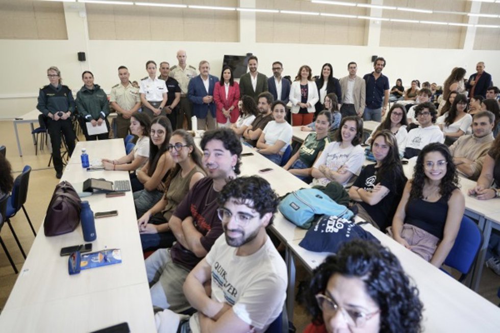 Autoridades y estudiantes asistentes a la inauguración de la feria.