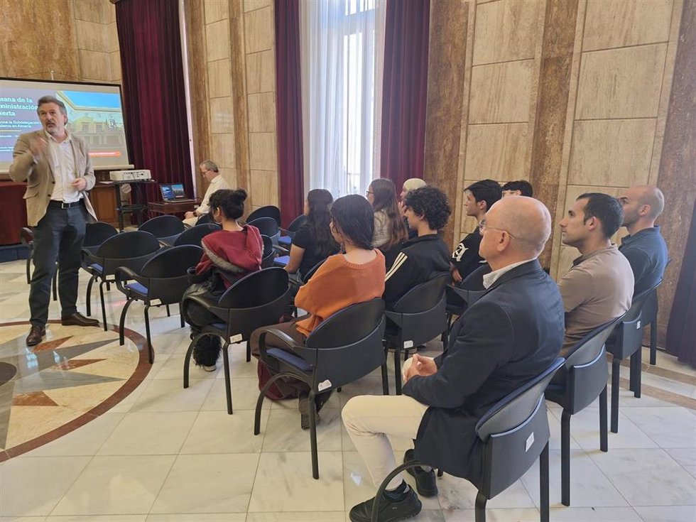 Estudiantes asisten a una sesión informativa en la Subdelegación del Gobierno en Almería con motivo de la Semana de la Administración Abierta.