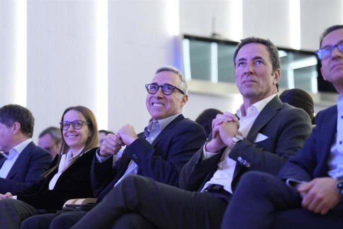 Archivo - El nuevo CEO de Banco Sabadell, Marc Armengol (c), durante una rueda de prensa para presentar los resultados de la entidad, en la sede del Banco Sabadell, a 6 de febrero de 2026, en Sant Cugat del Vallès, Barcelona, Catalunya (España). Banco Sab