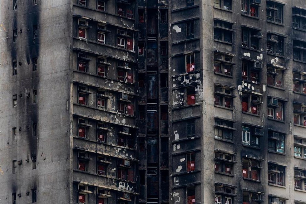Imagen de archivo del complejo de rascacielos incendiado en Hong Kong.