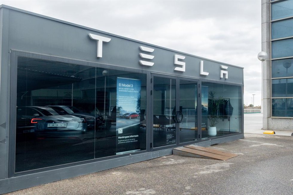 Archivo - Varios coches Tesla en un concesionario en España