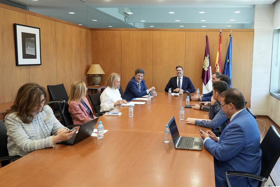 El consejero de Educación, Cultura y Deportes, Amador Pastor, en la reunión con el rector de la UAH, Carmelo García.