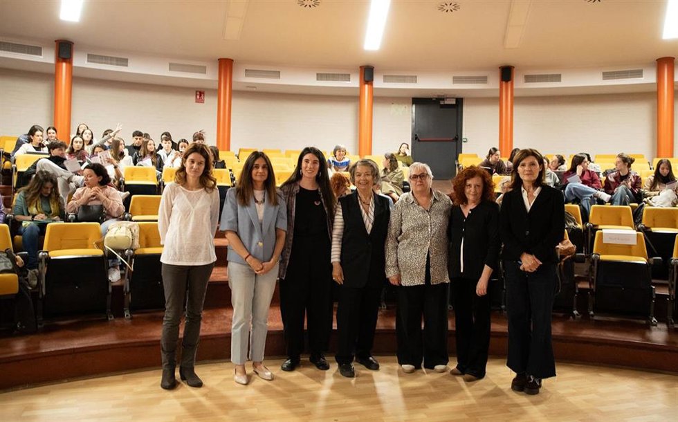 La periodista Pilar Palazuelos; la directora del Área de Igualdad de la UC, Gema García; la investigadora Lorea Romero; Marina Subirats; la vicerrectora Emma Díaz; la directora general de Inclusión Social, Tamara González; y la vicerrectora Mar Marcos