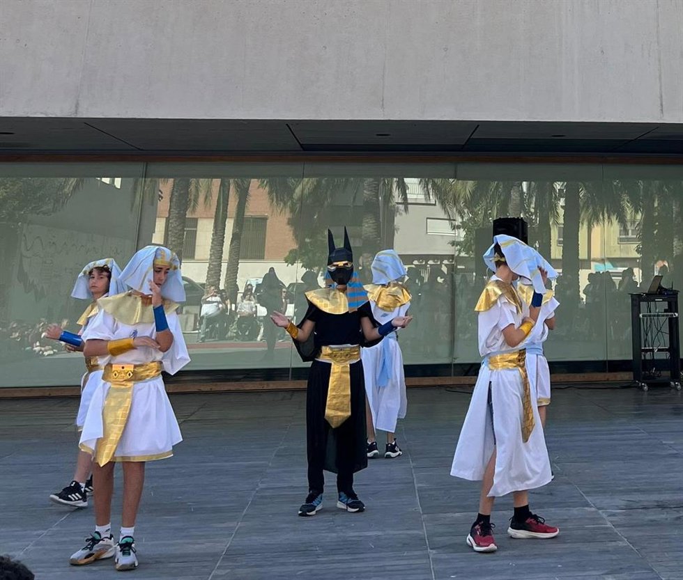 Participantes en el 'Cronobaile' celebrado en la plaza del Museo de Almería con motivo del Día Internacional de los Museos.