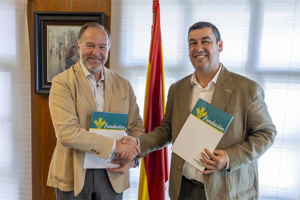 Fiirma del convenio entre Frahuelva y la Fundación Caja Rural del Sur.