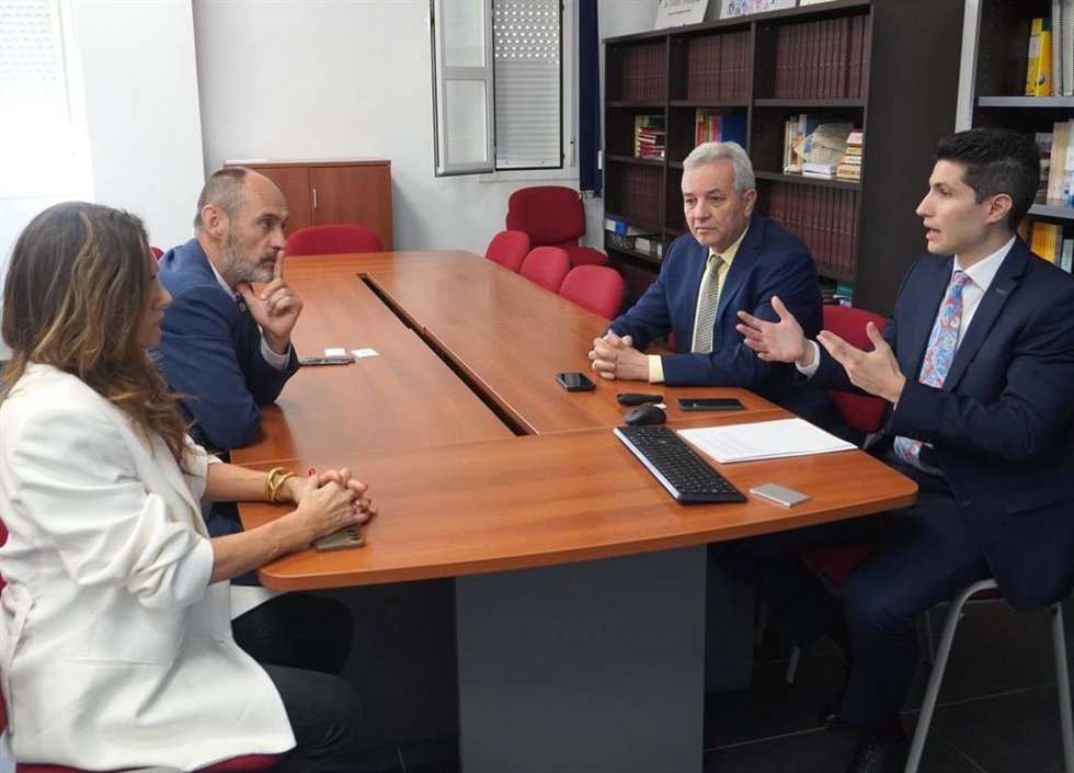 Reunión entre impulsores del Aeropuerto Cristóbal Colón y la UHU.