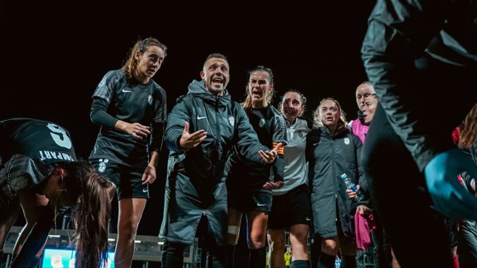 Marc Ballester da instrucciones a sus jugadoras durante un partido del FC Badalona Women