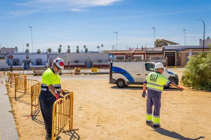 Dos operarios del Ayuntamiento de San Fernando, acometiendo obras en Buen Pastor.