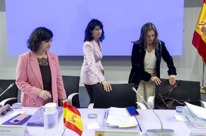 Archivo - La ministra de Igualdad, Ana Redondo (c), acompañada de la secretaria de Estado de Igualdad y para la Erradicación de la Violencia contra las Mujeres, María Guijarro (i), y la delegada del Gobierno contra la Violencia de Género, Carmen Martínez 