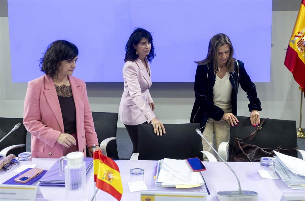 Archivo - La ministra de Igualdad, Ana Redondo (c), acompañada de la secretaria de Estado de Igualdad y para la Erradicación de la Violencia contra las Mujeres, María Guijarro (i), y la delegada del Gobierno contra la Violencia de Género, Carmen Martínez