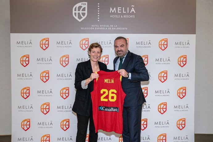 Elisa Aguilar, presidenta de la FEB, y Gabriel Escarrer Jaume, presidente y consejero delegado de Meliá Hotels International
