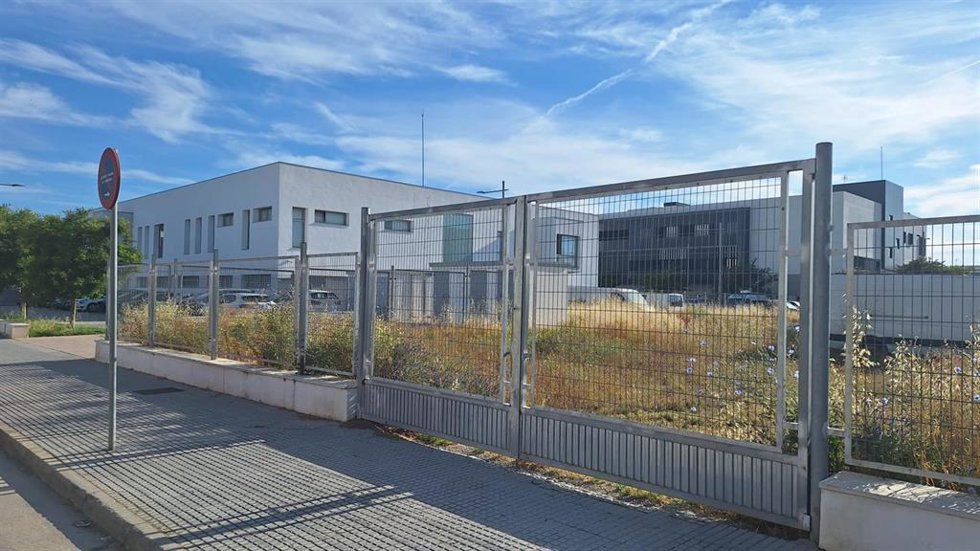 Vallado exterior de la parcela de la Jefatura de la Policía Local de Jerez de la Frontera (Cádiz)