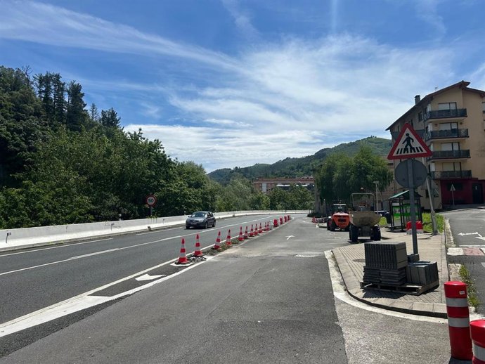 Diputación de Gipuzkoa inicia las obras para acondicionar una parada de autobuses "segura y accesible" en Azpilgoeta