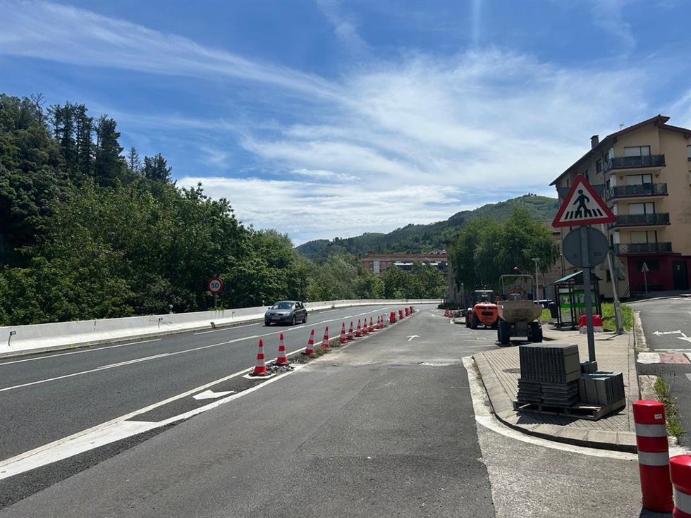 Diputación de Gipuzkoa inicia las obras para acondicionar una parada de autobuses "segura y accesible" en Azpilgoeta