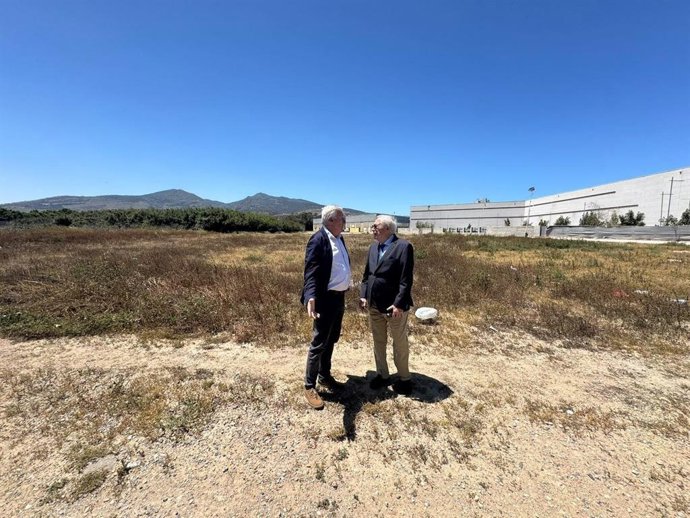 El presidente de Melilla y el consejero de Medio Ambiente visitaron la zona próxima a la frontera para colocar sombra y servicios básicos para los afectados de las colas.