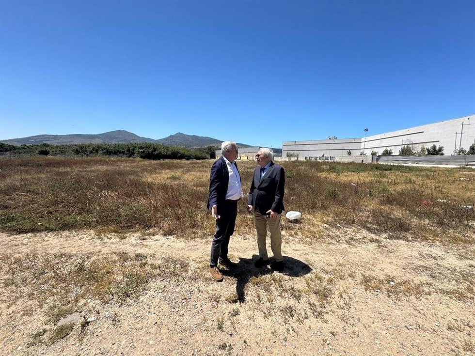 El presidente de Melilla y el consejero de Medio Ambiente visitaron la zona próxima a la frontera para colocar sombra y servicios básicos para los afectados de las colas.