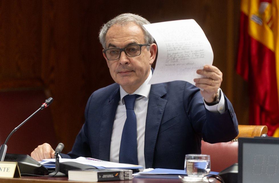 El expresidente del Gobierno José Luis Rodríguez Zapatero sostiene un papel con un mensaje de Hugo 'El Pollo' Carvajal durante su comparecencia ante la Comisión de Investigación sobre el ‘caso Koldo’, en el Senado, a 2 de marzo de 2026, en Madrid 