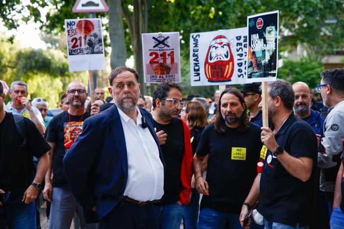 El presidente de ERC, Oriol Junqueras, en la concentración de trabajadores de Nissan contra el ERE este martes en Barcelona