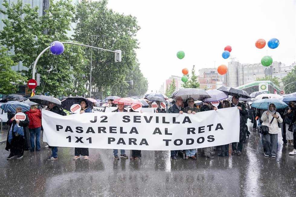 Varias personas durante una manifestación, a 8 de mayo de 2026, en Madrid (España). La plataforma PASARELA AL RETA y MOVIMIENTO #J2 ha convocado a abogados, procuradores, arquitectos, ingenieros y otros profesionales mutualistas de toda España a una manif