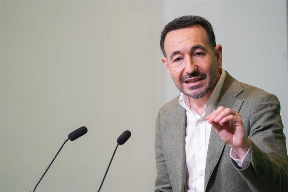 El secretario de Comunicación y director de campaña del PSOE-A, Fernando López Gil, comparece ante los medios tras la reunión de la Comisión Ejecutiva Regional (CER) para analizar los resultados del 17M. (Foto de archivo).