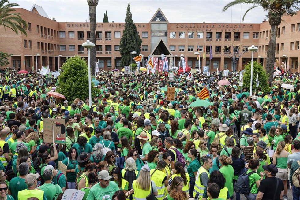 Decenas de personas se concentran frente a la sede de la Consellería de Educación 