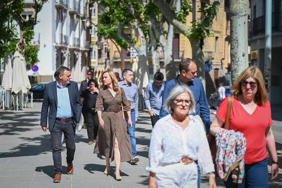 La secretaria general del PSOE Aragón, Pilar Alegría, por las calles de Barbastro (Huesca)