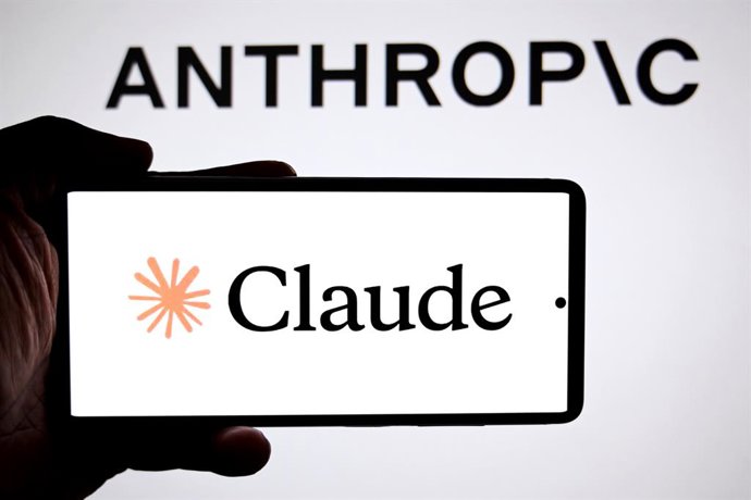 6 de maio de 2026, Índia: Nesta ilustração fotográfica, vê-se o logotipo da Claude Mythos exibido em um smartphone, com o logotipo da Anthropic ao fundo.