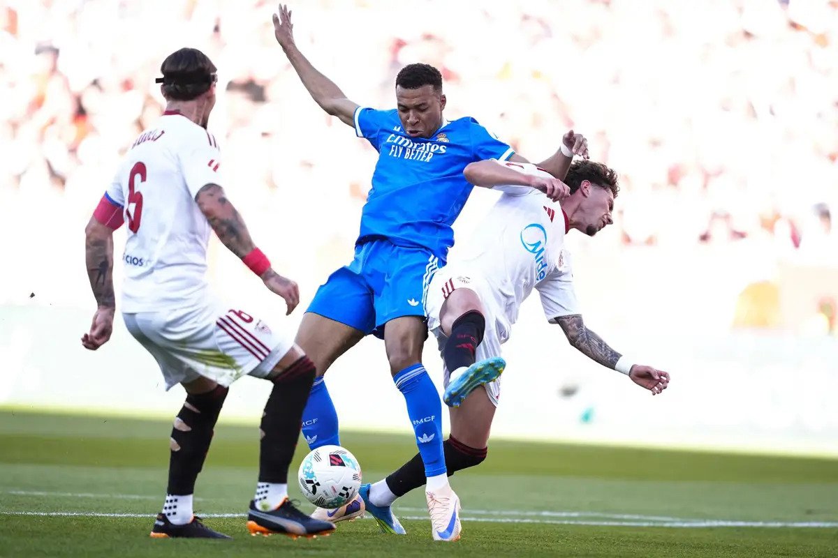 Kylian Mbappé y Kike Salas en acción durante el partido de LaLiga EA Sports