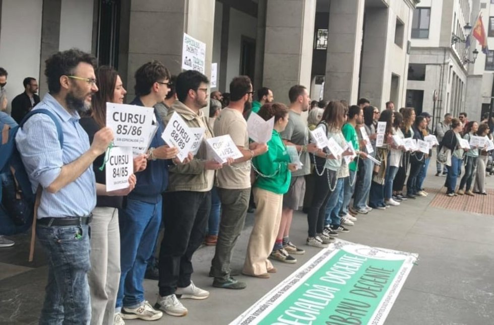 Profesores de asturiano reclaman el reconocimiento de la especialidad docente en una concentración en Oviedo