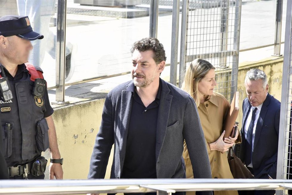 Jonathan Andic, el hijo del fundador de Mango, a su salida del Juzgado de Instrucción 5 de Martorell al hacer efectivo el pago de un millón de euros de fianza, a 19 de mayo de 2026, en Martorell, Barcelona, Catalunya (España). 