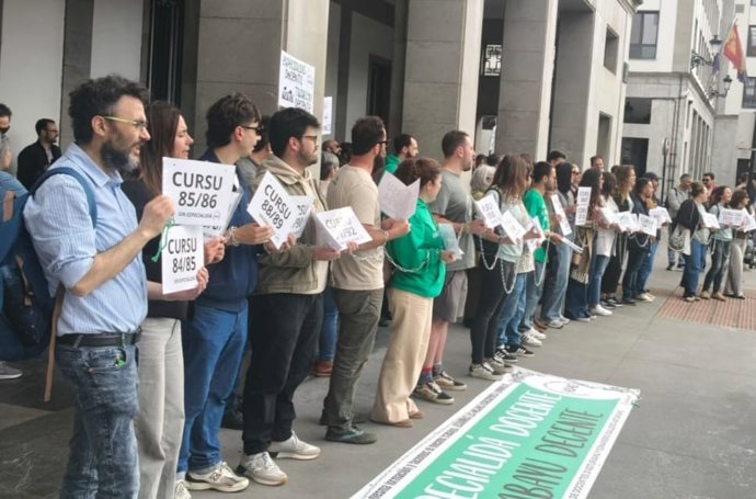 Profesores de asturiano reclaman el reconocimiento de la especialidad docente en una concentración en Oviedo