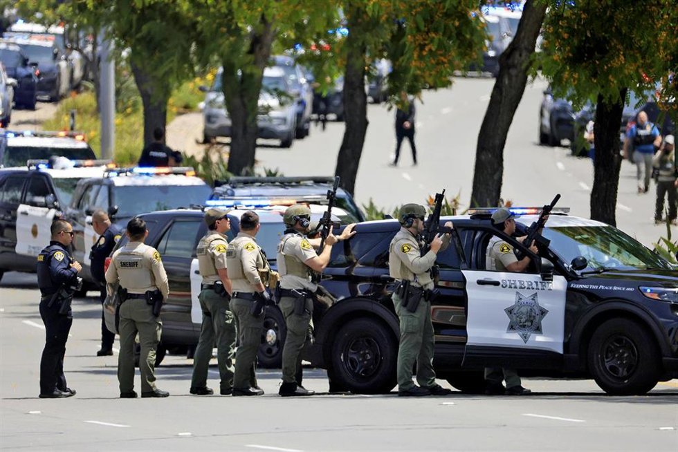 Agentes de seguridad rodean el Centro Islámico de San Diego tras un tiroteo