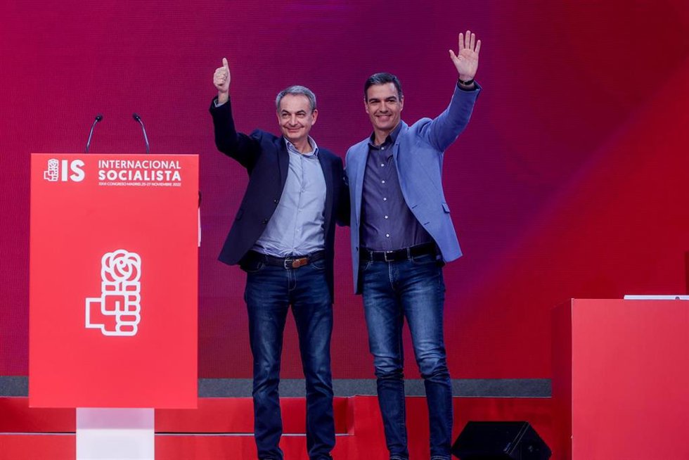Archivo - El expresidente del Gobierno, José Luis Rodríguez Zapatero y el presidente Pedro Sánchez en una imagen de archivo.