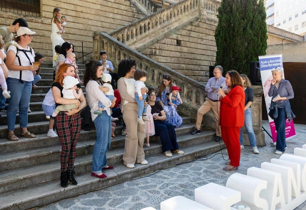 El Banco de Sangre y Tejidos de Baleares homenajea a las madres donantes de leche materna