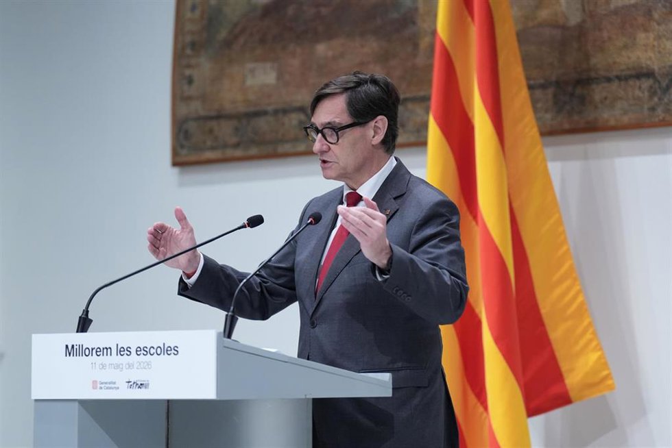 El presidente de la Generalitat, Salvador Illa, durante la firma del acuerdo de colaboración con las entidades municipalistas catalanas para reformar y mejorar los centros educativos públicos, en el Palau de la Generalitat, a 11 de mayo de 2026, en Barcel