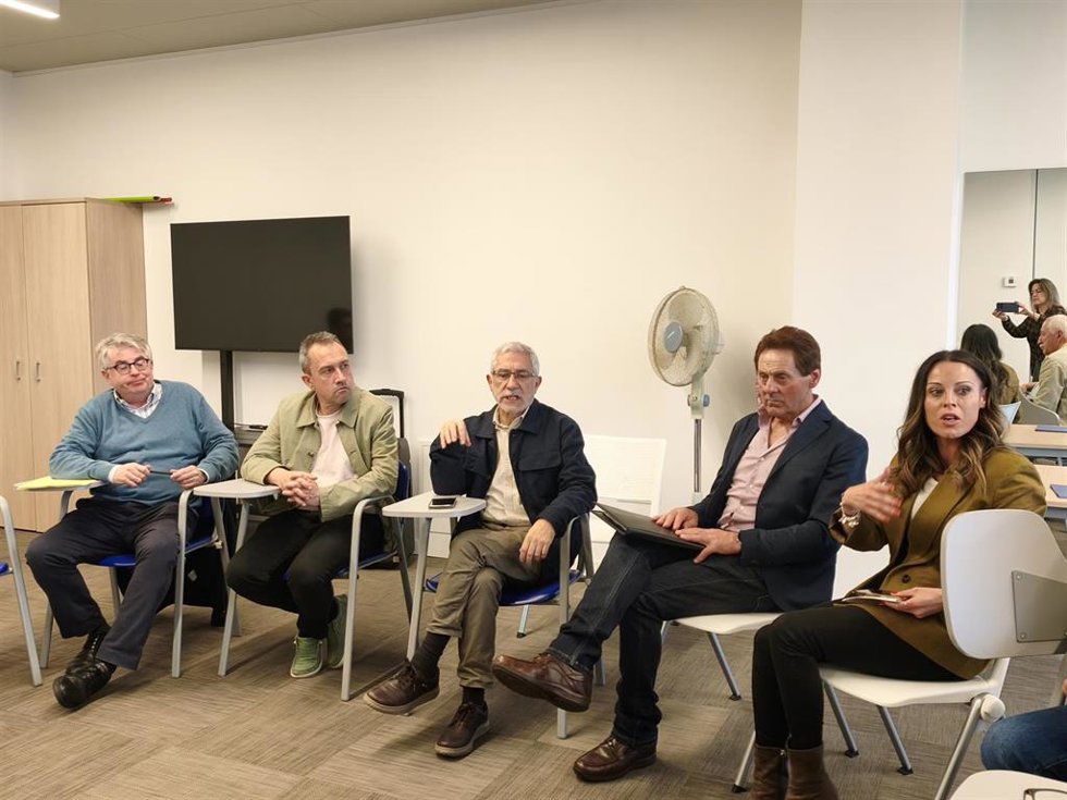 El consejero de Ordenación de Territorio, Urbanismo, Vivienda y Derechos Ciudadanos, Ovidio Zapico, durante una reunión con representantes de la Unión Vecinal de El Cristo, Montecerrao y Buenavista.